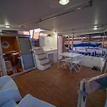 Hotel en barco Master&commander Valencia