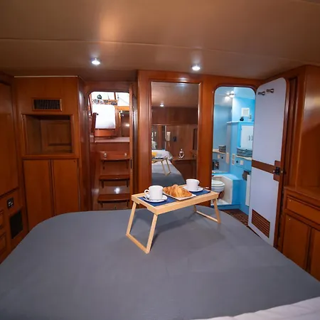 Master&commander Úszó hotel