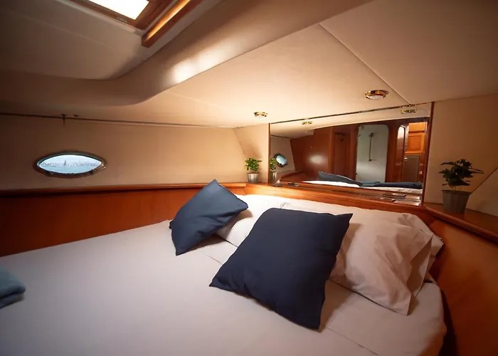 Úszó hotel Master&commander