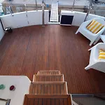 Úszó hotel Master&commander Valencia